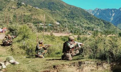 'जम्मू-कश्मीर के पुंछ में नियंत्रण रेखा पर घुसपैठ कर रहे दो आतंकवादियों को मार गिराया गया | '